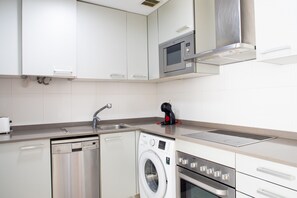 Kühlschrank, Mikrowelle, Ofen, Geschirrspüler