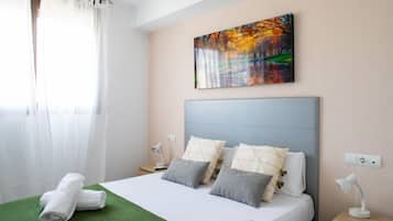 1 habitación, tabla de planchar con plancha, wifi gratis y ropa de cama