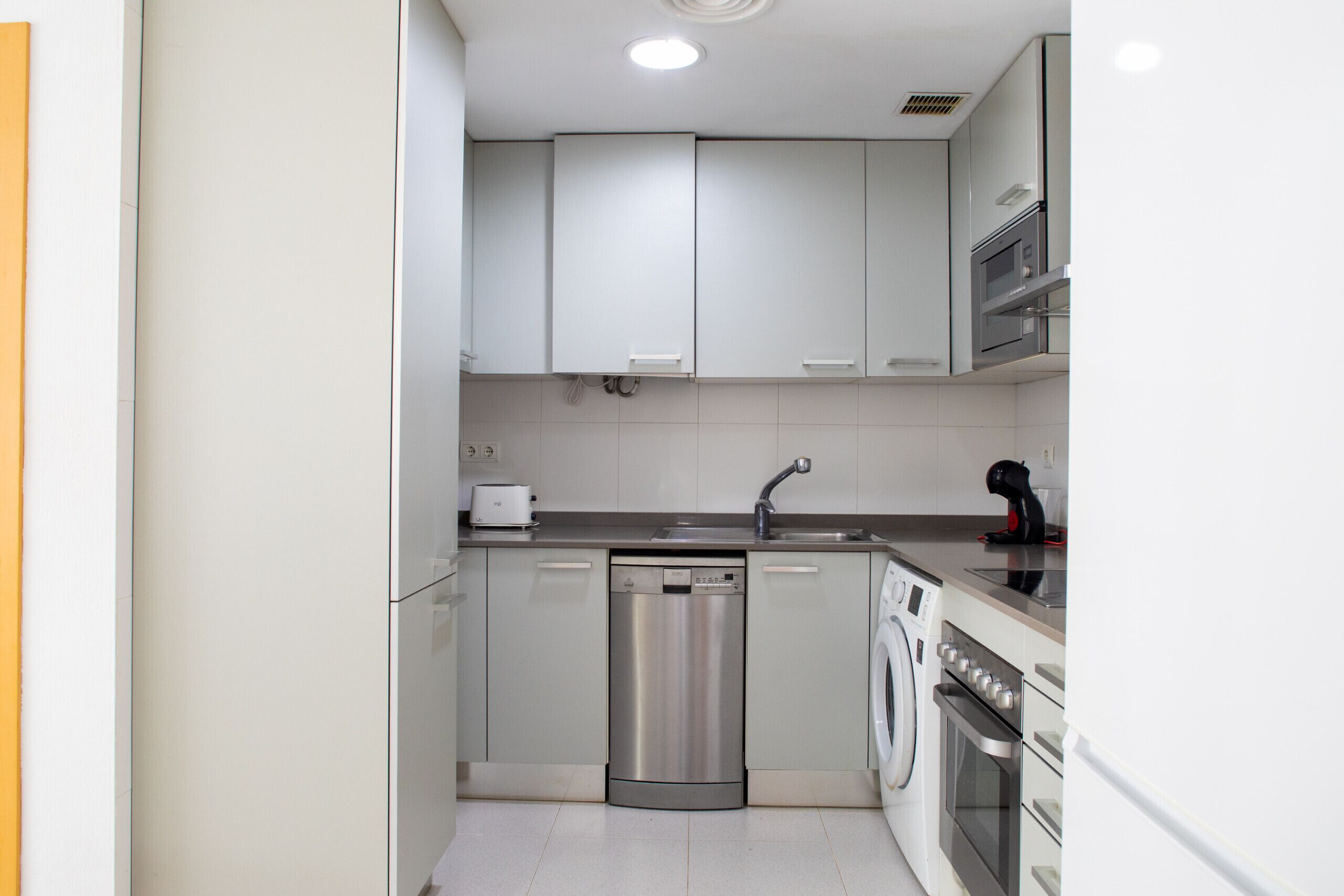 Kjøleskap, mikrobølgeovn, ovn og oppvaskmaskin