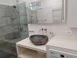 Dusche, Haartrockner, Toilettenpapier