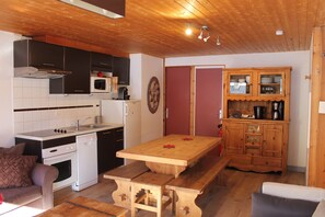 Fridge, microwave, oven, stovetop - Apartment Les Myosotis 8pers 70m² Pied des pistes (Saint-Chaffrey)