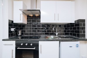 Jääkaappi, mikroaaltouuni, liesi, vedenkeitin