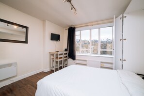 1 camera, una cassaforte in camera, una scrivania, ferro/asse da stiro