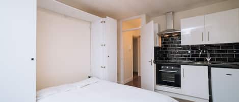 1 camera, una cassaforte in camera, una scrivania, ferro/asse da stiro