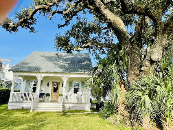 Exterior - Acadian cottage 1 minute walk to beach, 5 minutes to Old Town BSL! Best location (Bay St. Louis)