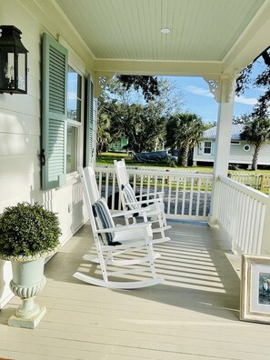 Terrace/patio - Acadian cottage 1 minute walk to beach, 5 minutes to Old Town BSL! Best location (Bay St. Louis)