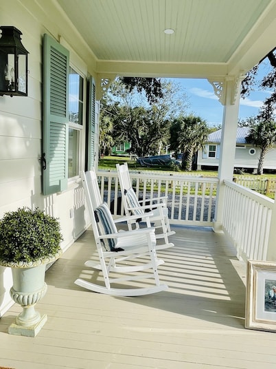 Acadian cottage 1 minute walk to beach, 5 minutes to Old Town BSL! Best location