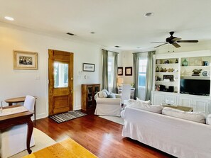 Smart TV, books - Acadian cottage 1 minute walk to beach, 5 minutes to Old Town BSL! Best location (Bay St. Louis)