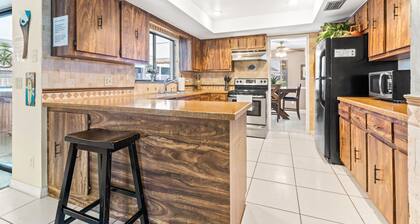 Private 3 Bed 2.5 Bath, Solar Heated Pool, Hot Tub & Billiards! Over 2,000 sqft!
