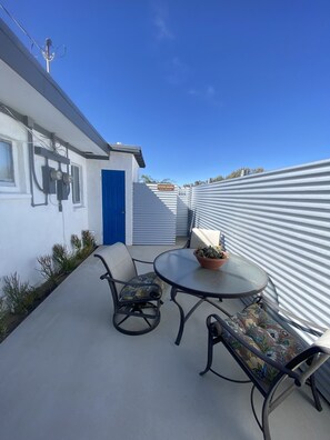 Outdoor dining - Mountain View Bungalows Under the Stars-Unit B Venus (Joshua Tree)