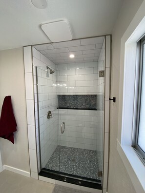 Chuveiro, secador de cabelo, toalhas de banho, sabonete