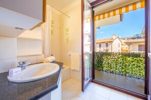 Family Apartment, Multiple Bedrooms (Appartamento Gaya Stresa Center) | Bathroom - Appartamento Gaya Stresa Center (Stresa)