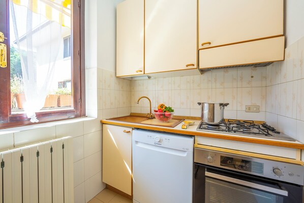 Family Apartment, Multiple Bedrooms (Appartamento Gaya Stresa Center) | Private kitchen