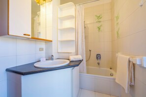 Familie appartement, meerdere slaapkamers (Appartamento Gaya Stresa Center) | Badkamer | Een bad/douchecombinatie, een haardroger, een bidet, handdoeken