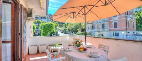 Appartement familial, plusieurs chambres (Appartamento Gaya Stresa Center) | Restauration en plein air
