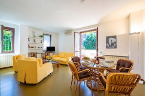 Familie appartement, meerdere slaapkamers (Appartamento Gaya Stresa Center) | Woonruimte | Een 21-inch flatscreentelevisie met digitale zenders en televisie