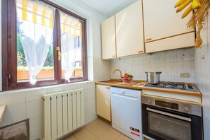 Family Apartment, Multiple Bedrooms (Appartamento Gaya Stresa Center) | Private kitchen