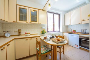 Family Apartment, Multiple Bedrooms (Appartamento Gaya Stresa Center) | Private kitchen