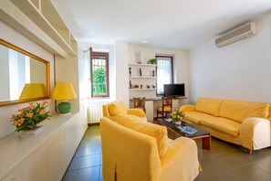Family Apartment, Multiple Bedrooms (Appartamento Gaya Stresa Center) | Living area