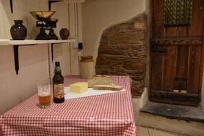 Traditional Cottage | Private kitchen | Cookware/dishes/utensils