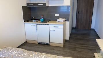 Einzelzimmer, eigenes Bad, Blick auf den Innenhof | Innenbereich