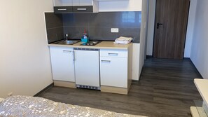 Single Room, Private Bathroom, Courtyard View | Interior - Pension Neon (Mannheim)