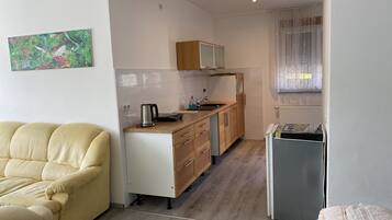 Doppelzimmer, eigenes Bad, Blick auf den Innenhof | Eigene Küche