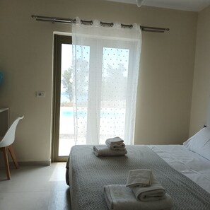 4 bedrooms, desk, iron/ironing board, travel crib