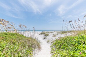 In Strandnähe, Liegestühle, Strandtücher