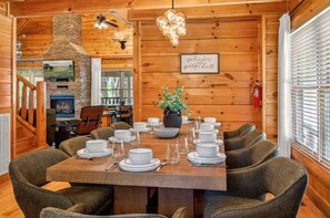 Premium Cabin, 3 Bedrooms, Hot Tub, Mountain View | In-room dining