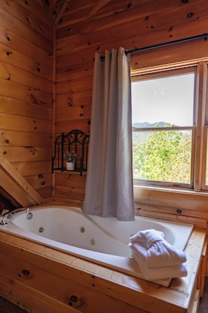 Premium-Ferienhütte, 3 Schlafzimmer, Whirlpool, Bergblick | Whirlwanne