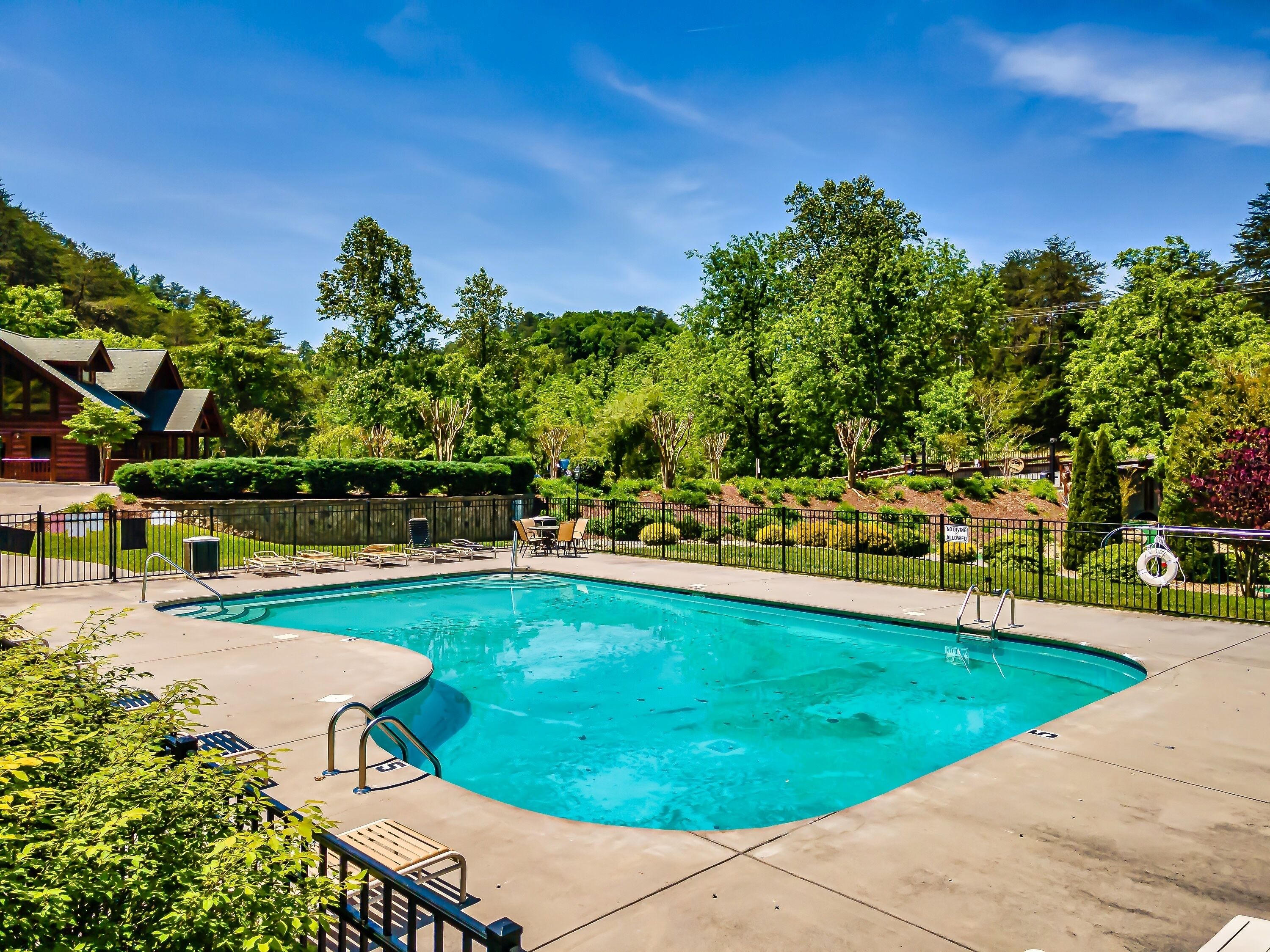 Kolam renang indoor dan kolam renang outdoor musiman