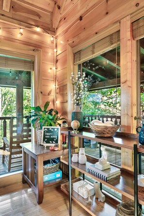 Premium Cabin, 3 Bedrooms, Hot Tub, Mountain View | Living area