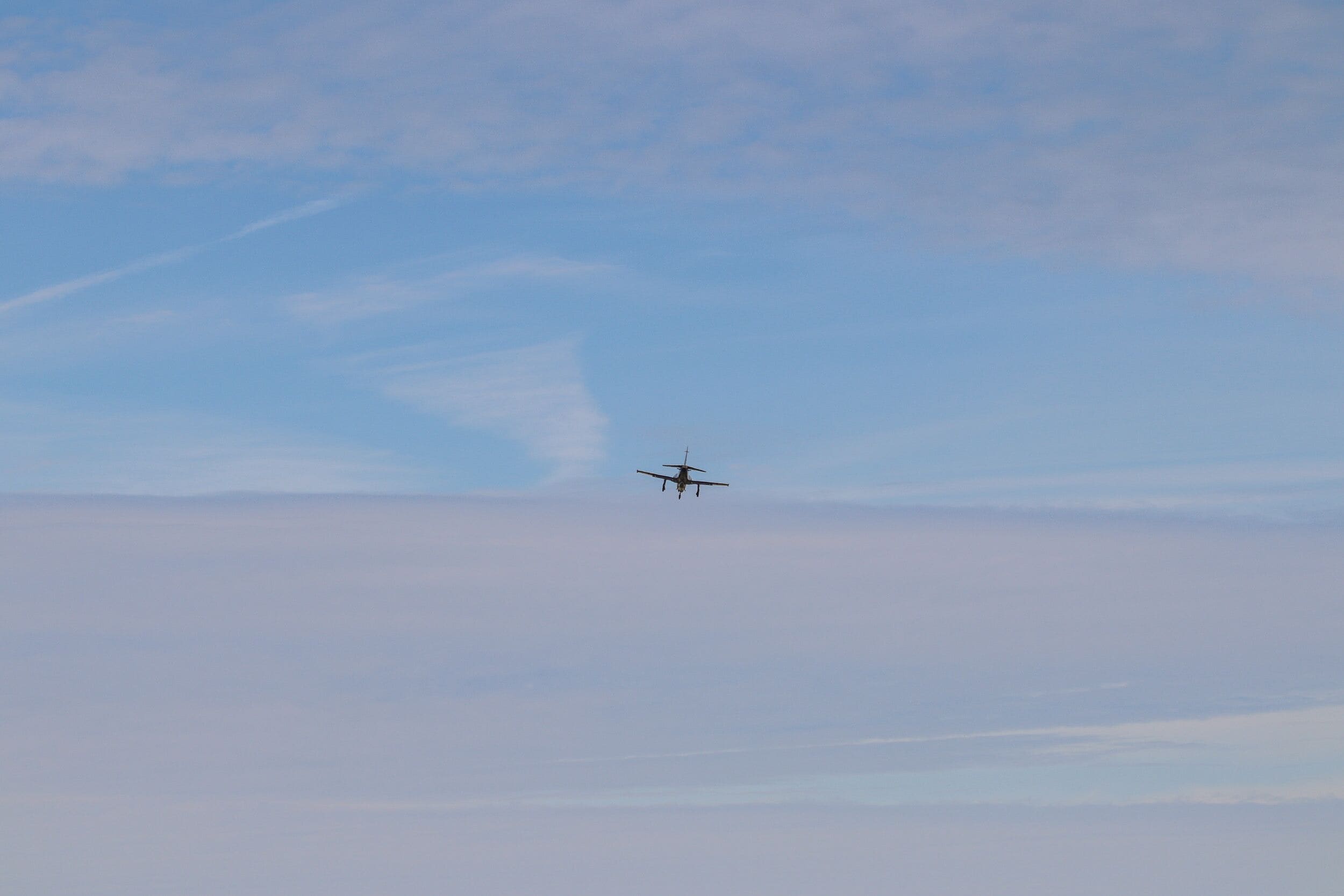 Un pequeño avión volando en un cielo despejado.