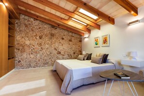 5 bedrooms, iron/ironing board, travel cot, Internet - Can Font - luxury and design in perfection! (Costitx)