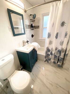 Bañera con ducha, secador de pelo, toallas, jabón