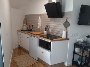 Private kitchen - Comfortable apartment with a view of the sea, a pool, and free Wi-Fi, Madeira Island (São Vicente)