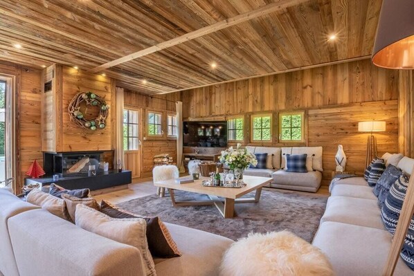 TV, fireplace - Chalet Les oursons (Megève)