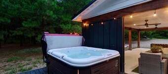 Modern Luxury Cabin (Built in 2020), Covered Patio, Hot Tub, Pet Friendly