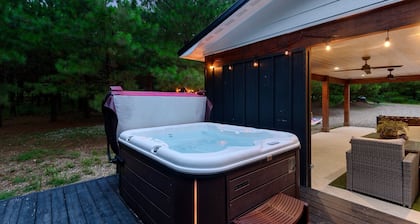 Modern Luxury Cabin (Built in 2020), Covered Patio, Hot Tub, Pet Friendly