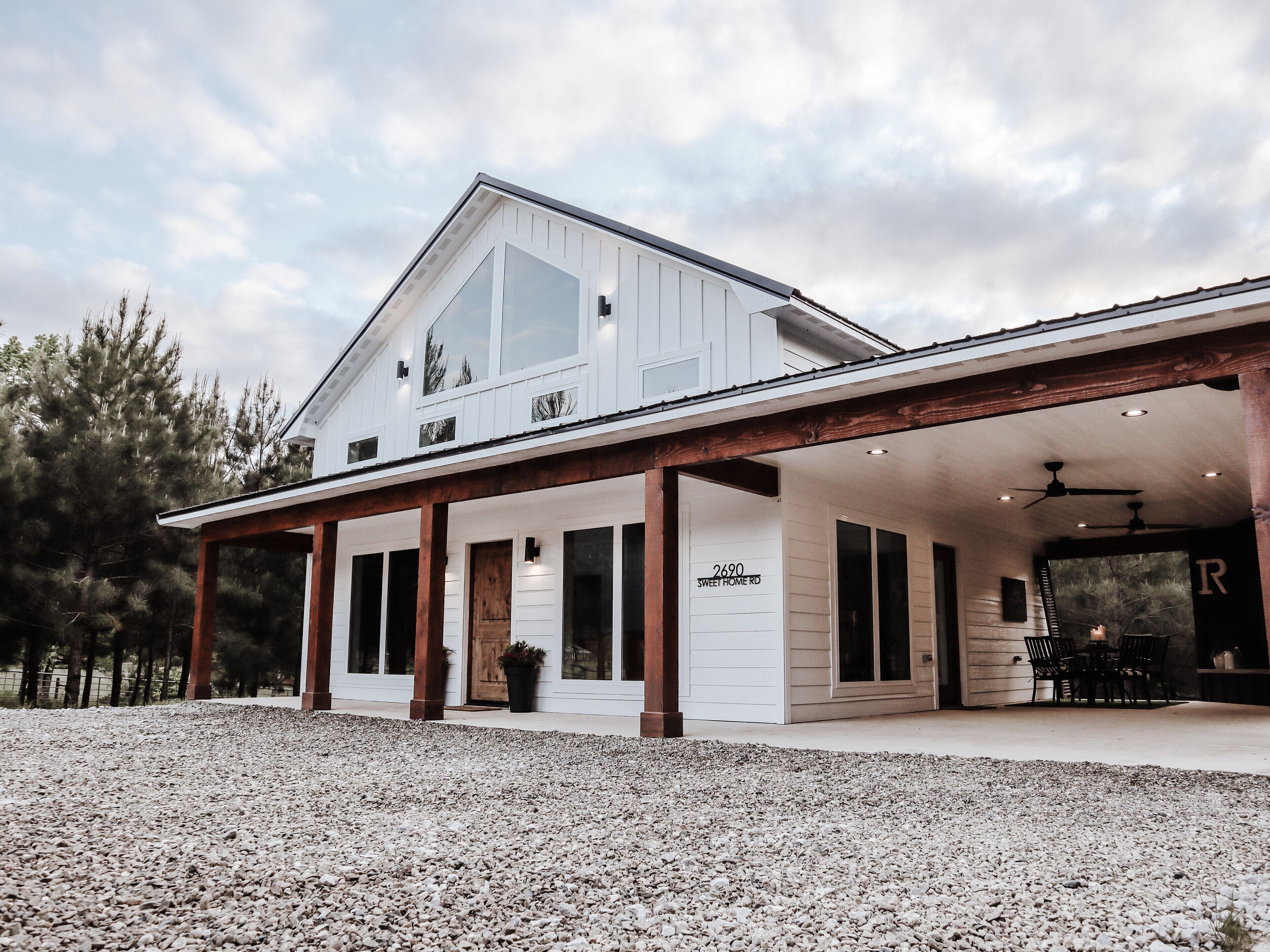 Modern Luxury Cabin (Built in 2020), Covered Patio, Hot Tub, Pet Friendly