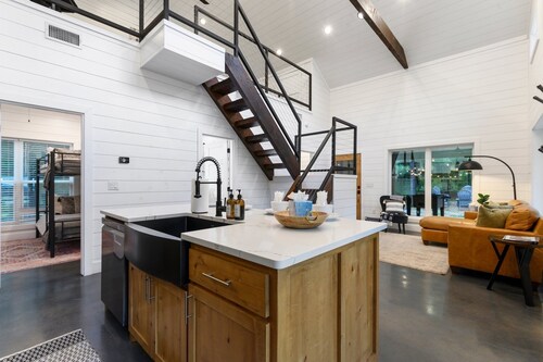 Modern Luxury Cabin, Covered Patio, Hot Tub, Pet Friendly