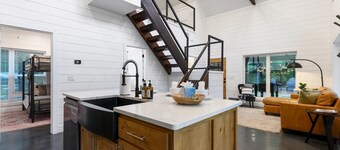 Modern Luxury Cabin, Covered Patio, Hot Tub, Pet Friendly