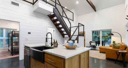 Modern Luxury Cabin, Covered Patio, Hot Tub, Pet Friendly