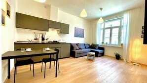 A modern apartment with a kitchen, dining area, and living room. - NEVERIN 🍾3 Luxury apartments (Trieste)