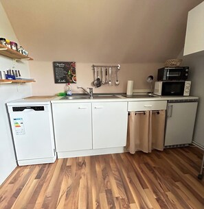Réfrigérateur, surface de cuisson, lave-vaisselle, cafetière-théière