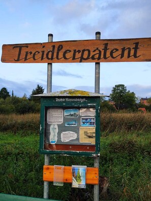 Bar (on property) - Vacation apartment on the Elbe-Lübeck Canal. (23919 Berkenthin)