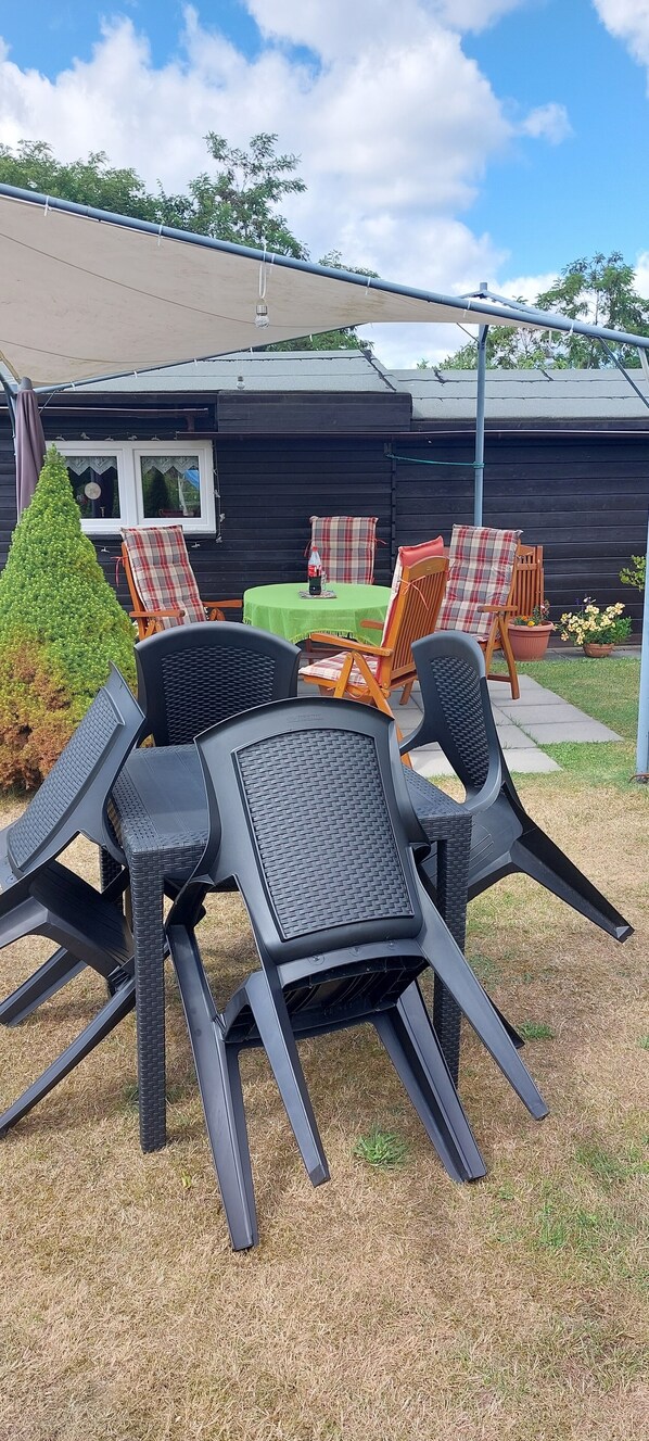 Outdoor dining - Vacation apartment on the Elbe-Lübeck Canal. (23919 Berkenthin)