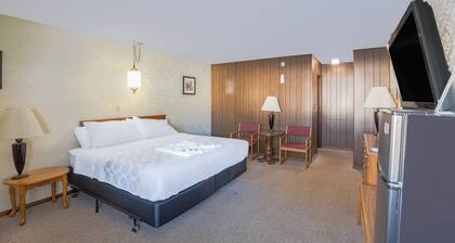 Love Hotels Tomahawk by OYO at Lake Mohawksin WI