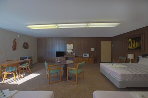 Habitación familiar, varias camas | Escritorio, wifi gratis, ropa de cama